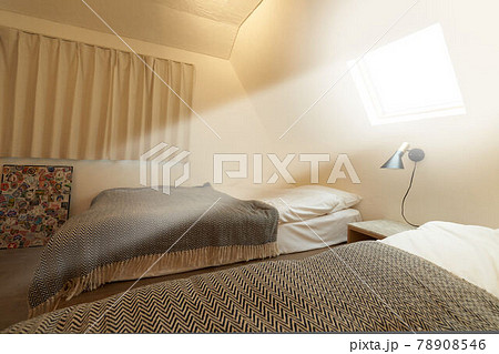明るい光が差し込むベッドルーム 明るい光が差し込むベッドルーム 78908546