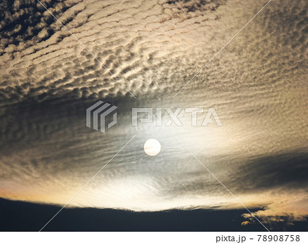 雲】黄金に輝く 太陽とうろこ雲 ヒツジ雲 巻星雲 高積雲の写真素材