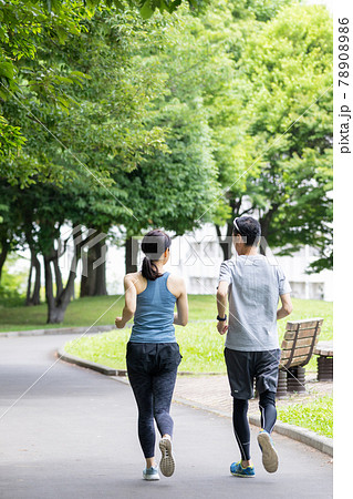 ジョギングをするミドルの夫婦 ジョギングをするミドルの夫婦 78908986