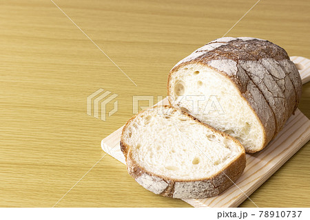 ライ麦粉をふりかけた、カット後のフランスパン ライ麦粉をふりかけた、カット後のフランスパン 78910737