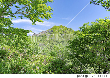 栃木県那須岳の登山道から見た朝日岳の風景 78911541