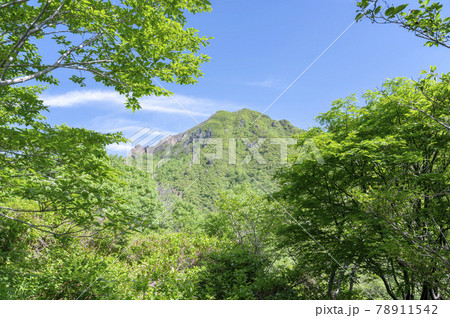 栃木県那須岳の登山道から見た朝日岳の風景 78911542