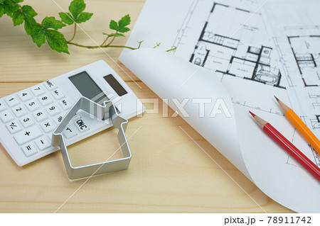 家づくりイメージ 設計図と電卓 家づくりイメージ 設計図と電卓 78911742