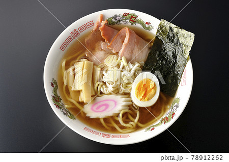 チャーシューなど色々な具材が乗っている屋台で食べるような昔ながらの醤油ラーメンを黒背景で俯瞰撮影 78912262
