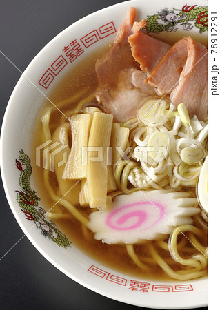 チャーシューなど色々な具材が乗っている屋台で食べるような昔ながらの醤油ラーメンを黒背景で俯瞰撮影 78912291