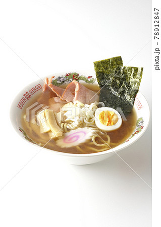 チャーシューなど色々な具材が乗っている屋台で食べるような昔ながらの醤油ラーメンを白背景で撮影 78912847