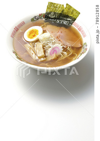 チャーシューなど色々な具材が乗っている屋台で食べるような昔ながらの醤油ラーメンを白背景で撮影 78912858