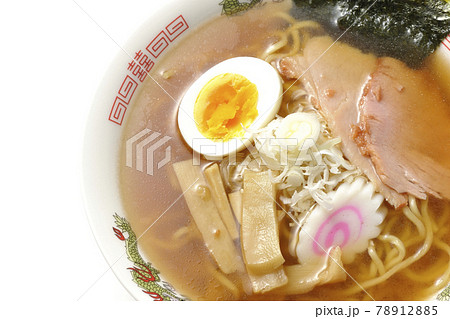 チャーシューなど色々な具材が乗っている屋台で食べるような昔ながらの醤油ラーメンを白背景で俯瞰撮影 チャーシューなど色々な具材が乗っている屋台で食べるような昔ながらの醤油ラーメンを白背景で俯瞰撮影 78912885
