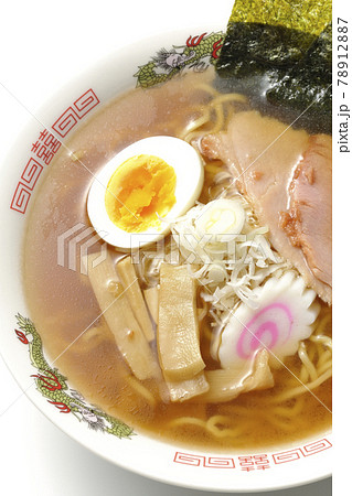 チャーシューなど色々な具材が乗っている屋台で食べるような昔ながらの醤油ラーメンを白背景で俯瞰撮影 チャーシューなど色々な具材が乗っている屋台で食べるような昔ながらの醤油ラーメンを白背景で俯瞰撮影 78912887