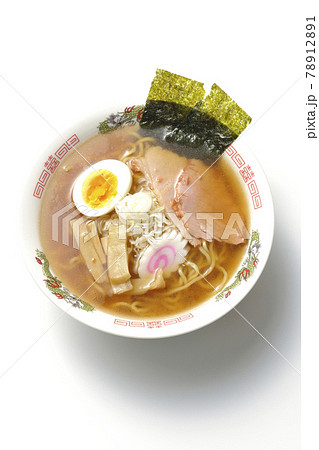 チャーシューなど色々な具材が乗っている屋台で食べるような昔ながらの醤油ラーメンを白背景で俯瞰撮影 78912891