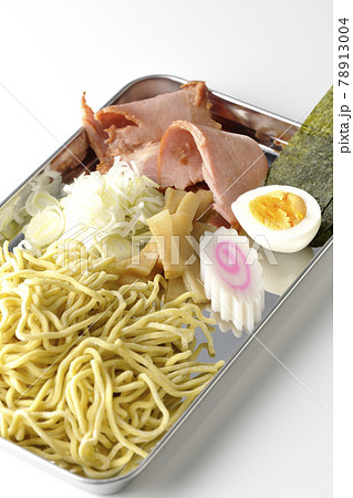 調理用バットの上のチャーシュー、メンマ、鳴門、ゆで卵、葱、海苔を白背景で撮影 78913004