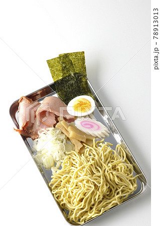 調理用バットの上のチャーシュー、メンマ、鳴門、ゆで卵、葱、海苔を白背景で俯瞰撮影 調理用バットの上のチャーシュー、メンマ、鳴門、ゆで卵、葱、海苔を白背景で俯瞰撮影 78913013