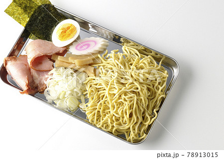 調理用バットの上のチャーシュー、メンマ、鳴門、ゆで卵、葱、海苔を白背景で俯瞰撮影 78913015