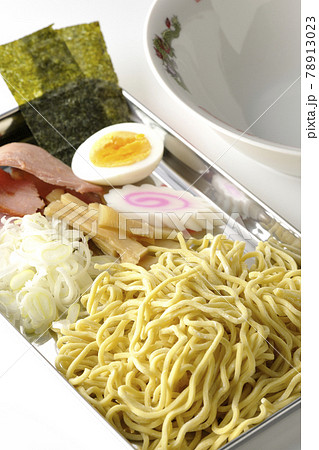 調理用バットの上のチャーシュー、メンマ、鳴門、ゆで卵、葱、海苔とラーメンどんぶりを白背景で撮影 調理用バットの上のチャーシュー、メンマ、鳴門、ゆで卵、葱、海苔とラーメンどんぶりを白背景で撮影 78913023
