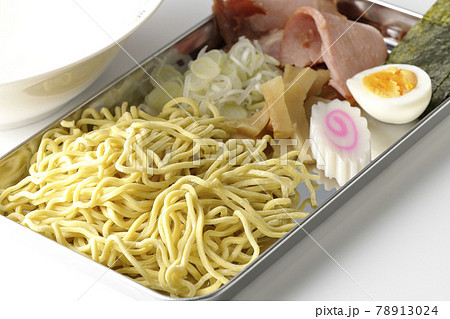 調理用バットの上のチャーシュー、メンマ、鳴門、ゆで卵、葱、海苔とラーメンどんぶりを白背景で撮影 78913024