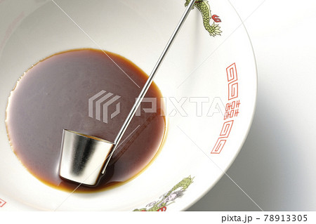 ラーメンどんぶりに醤油ラーメンの元とレードルが入ってる様子を白背景で撮影 ラーメンどんぶりに醤油ラーメンの元とレードルが入ってる様子を白背景で撮影 78913305
