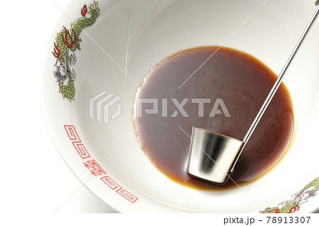 ラーメンどんぶりに醤油ラーメンの元とレードルが入ってる様子を白背景で撮影 ラーメンどんぶりに醤油ラーメンの元とレードルが入ってる様子を白背景で撮影 78913307