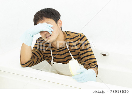 風呂掃除に疲れた男性 78913630