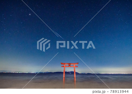 白髭神社 鳥居 湖面 流星群 星空 78913944