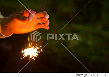手で持っている線香花火 【夏イメージ】 手で持っている線香花火 【夏イメージ】 78915024