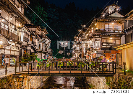夜の銀山温泉街　ライトアップ 78915385