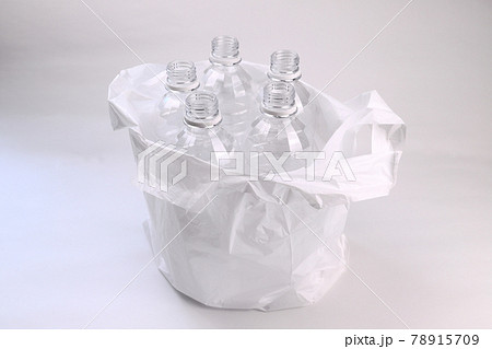 ゴミ袋に入った空のペットボトル ゴミ袋に入った空のペットボトル 78915709
