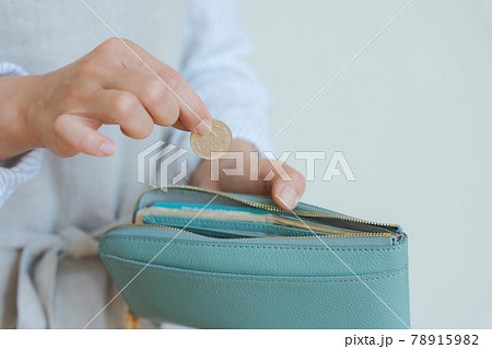 財布　女性　手元　主婦 78915982