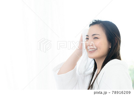 髪を乾かす若い女性 髪を乾かす若い女性 78916209