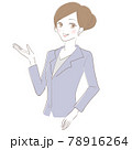 案内するスーツを着た女性 78916264