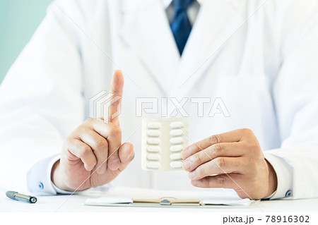 薬を示す医師の手元 薬を示す医師の手元 78916302