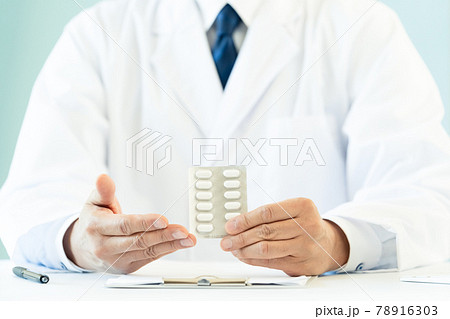 薬を示す医師の手元 薬を示す医師の手元 78916303