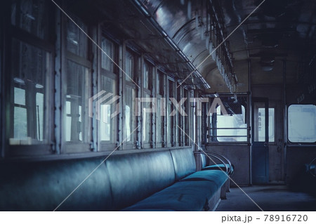 まるで千と千尋の神隠しの海原列車のような車内の写真素材 7167