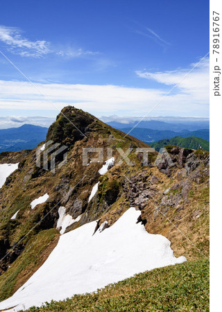 快晴の空と残雪期の谷川岳トマの耳 快晴の空と残雪期の谷川岳トマの耳 78916767
