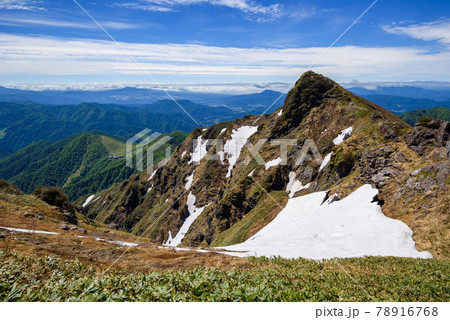 快晴の空と残雪期の谷川岳トマの耳 快晴の空と残雪期の谷川岳トマの耳 78916768