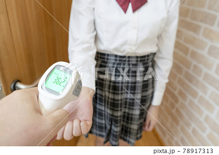非接触式体温家で検温をする女子高生 非接触式体温家で検温をする女子高生 78917313