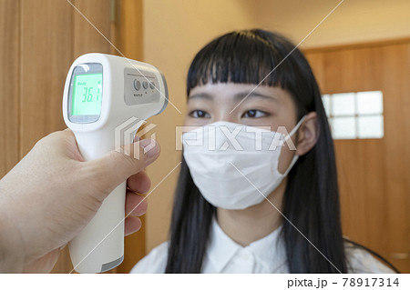 非接触式体温家で検温をする女子高生 非接触式体温家で検温をする女子高生 78917314
