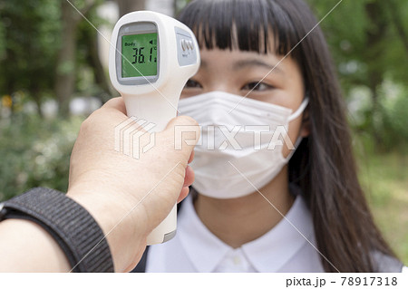 非接触式体温家で検温をする女子高生 78917318