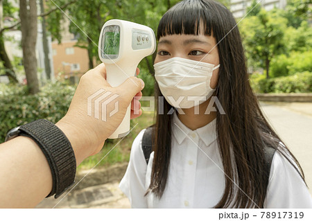 非接触式体温家で検温をする女子高生 78917319