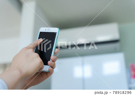 スマホで操作する女性の手元 78918296
