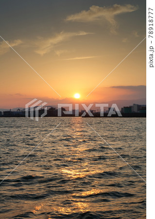 大阪港ダイヤモンドポイントに沈む夕陽 大阪港ダイヤモンドポイントに沈む夕陽 78918777
