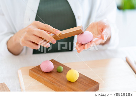 和菓子を作る女性 和菓子を作る女性 78919188