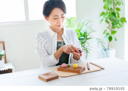 和菓子を作る女性 78919192