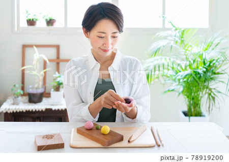 和菓子を作る女性 78919200