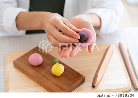 和菓子を作る女性 78919204