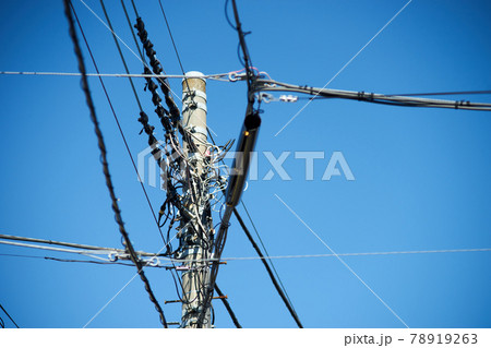 電信柱・各種ケーブル・アップ・快晴 78919263