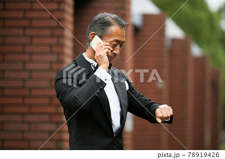 タキシード姿の男性　日本人　シニア、ミドル 78919426