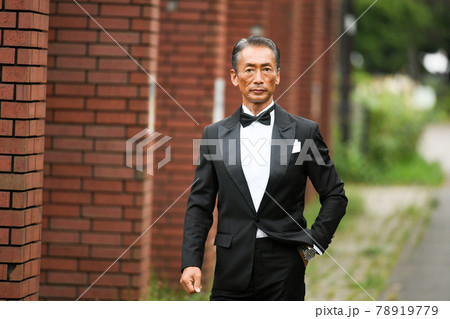 実業家　タキシード姿の男性　日本人　 78919779