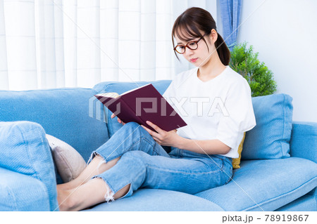 ソファで読書をする眼鏡の女性 ソファで読書をする眼鏡の女性 78919867