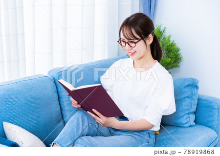 ソファで読書をする眼鏡の女性 ソファで読書をする眼鏡の女性 78919868