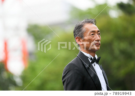 実業家　タキシード姿の男性　日本人　 78919943